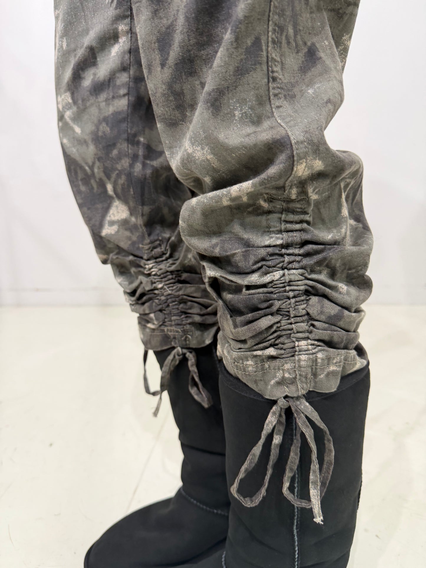 camo cargo cropped tapered pants